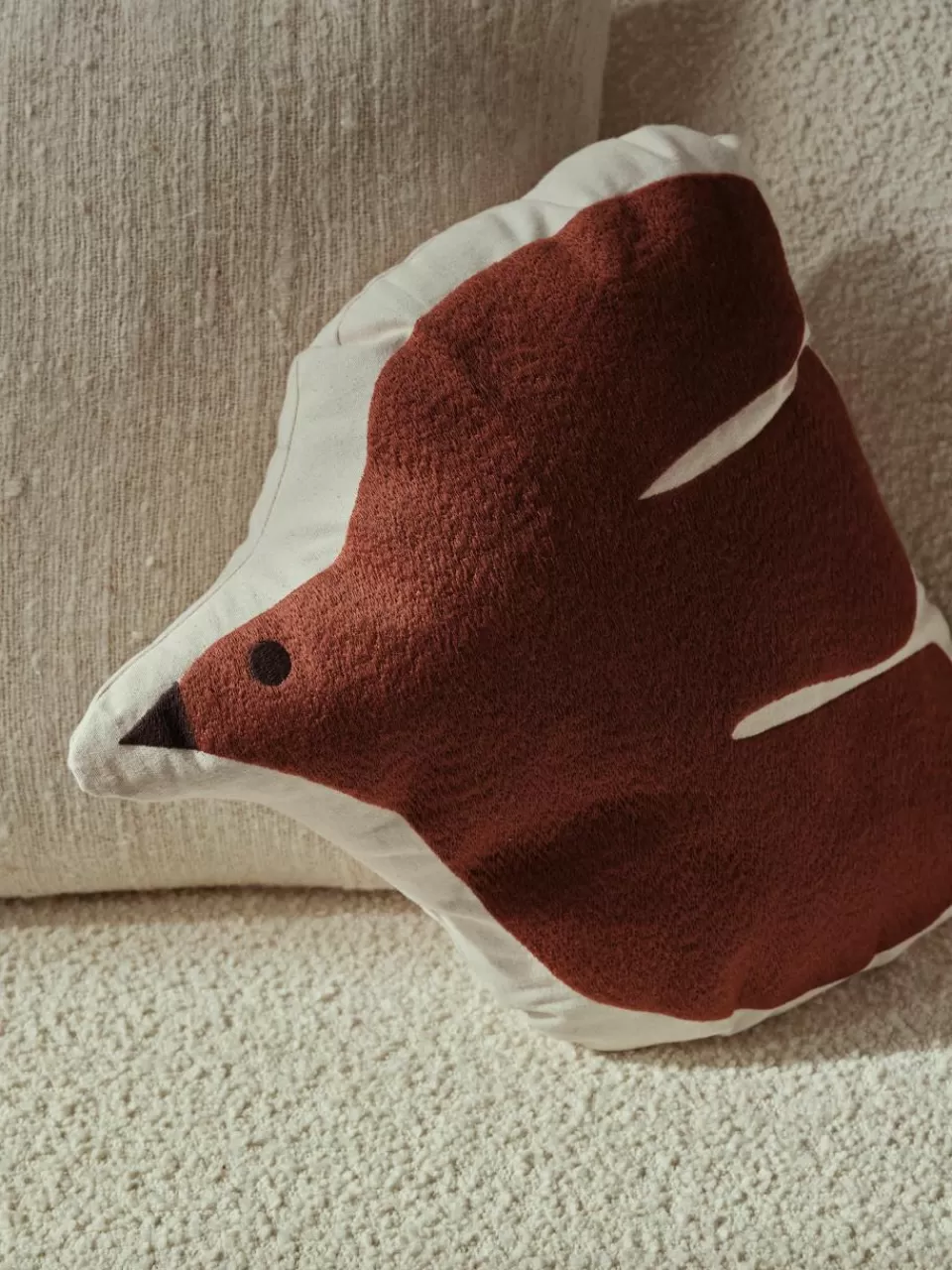 ferm LIVING Kids Geborduurd kussen Swif Bird van biokatoen | Kindertextiel | Kinderkussens