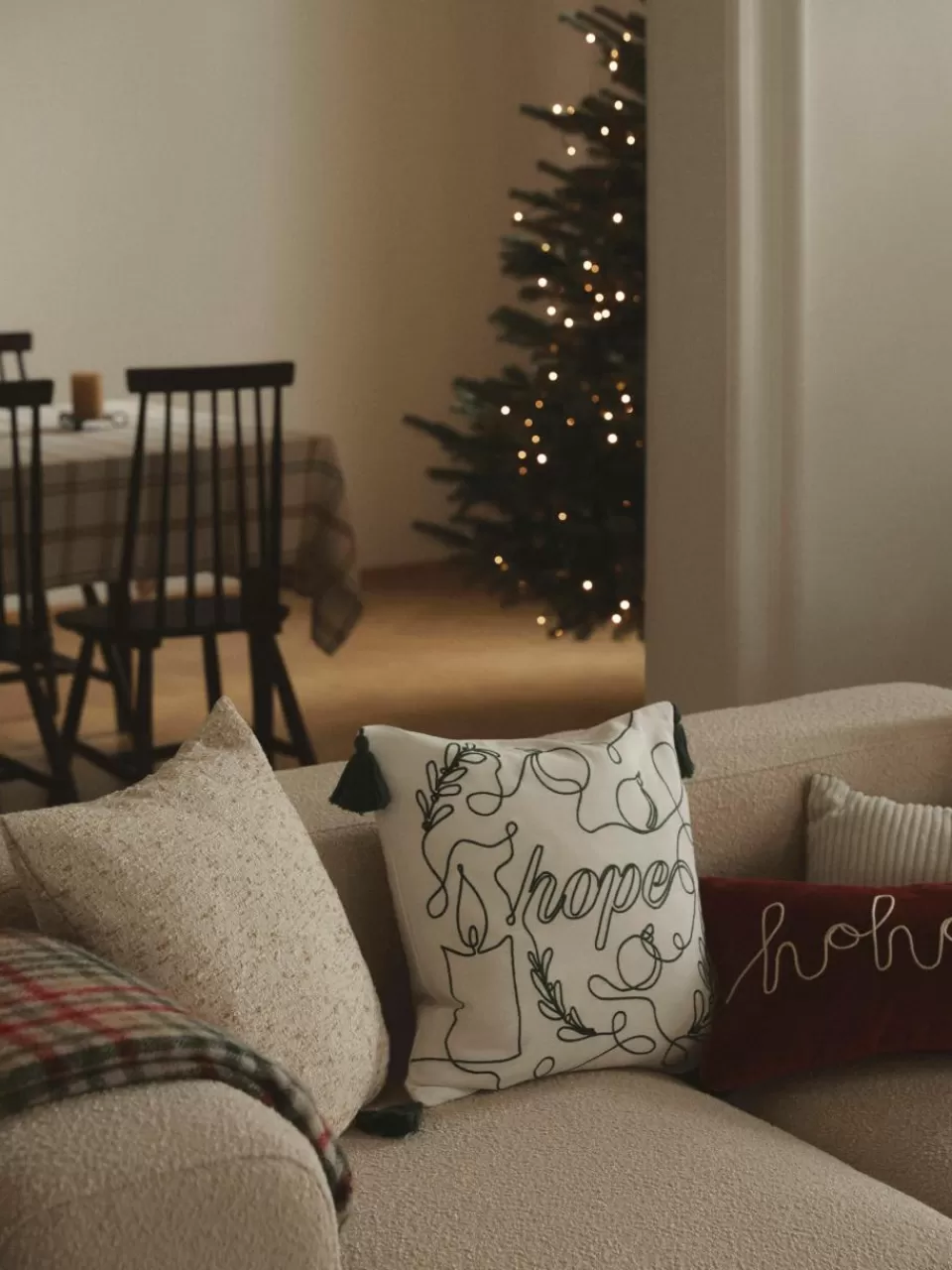 Westwing Collection Geborduurde kussenhoes Alora met kerstmotief | Sierkussens | Sierkussens