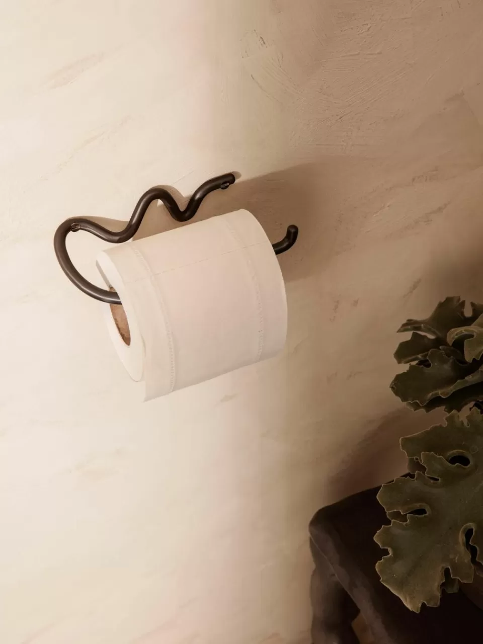 ferm LIVING Handgemaakte metalen wandtoiletrolhouder Curvature | Decoratie | Wc-Rolhouders