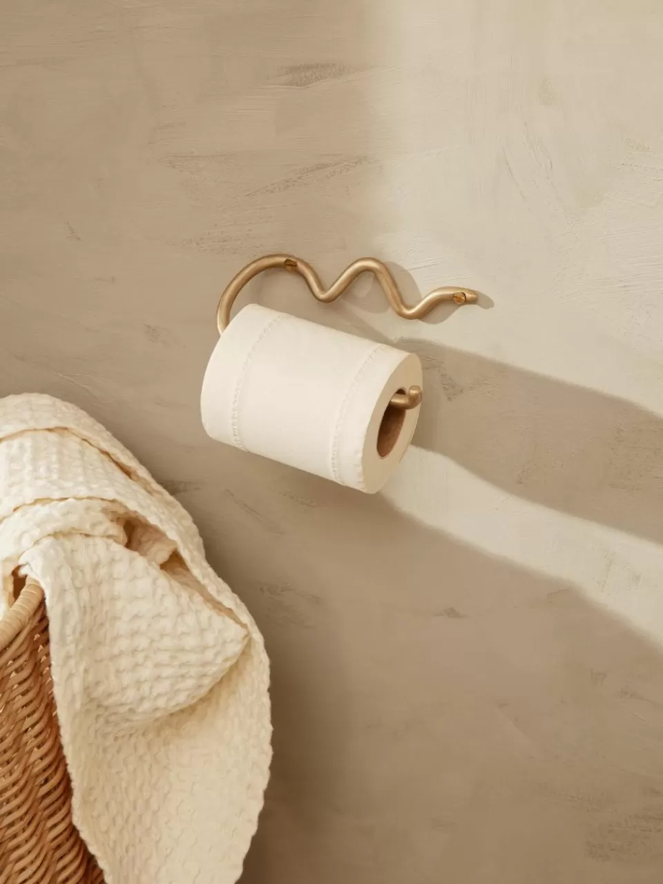 ferm LIVING Handgemaakte metalen wandtoiletrolhouder Curvature | Wc-Rolhouders | Decoratie