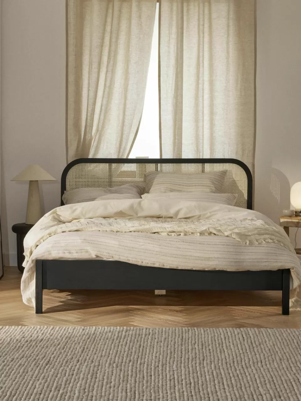 Westwing Collection Houten bed Jones met hoofdeinde van Weens vlechtwerk | Bedden | Bedframes