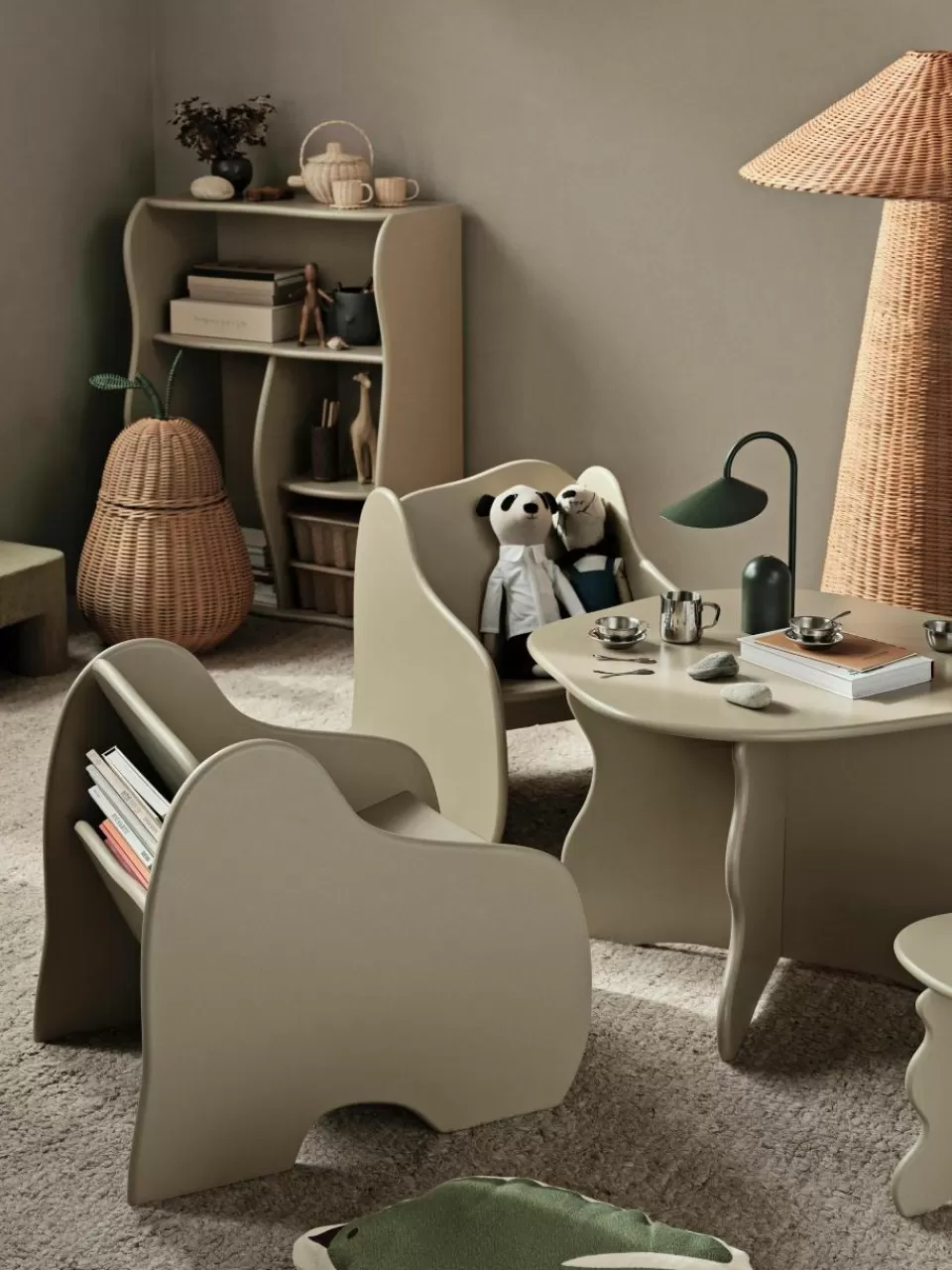 ferm LIVING Kids Houten kinderloungestoel Slope met boekenplank | Kinderstoelen | Kinderstoelen