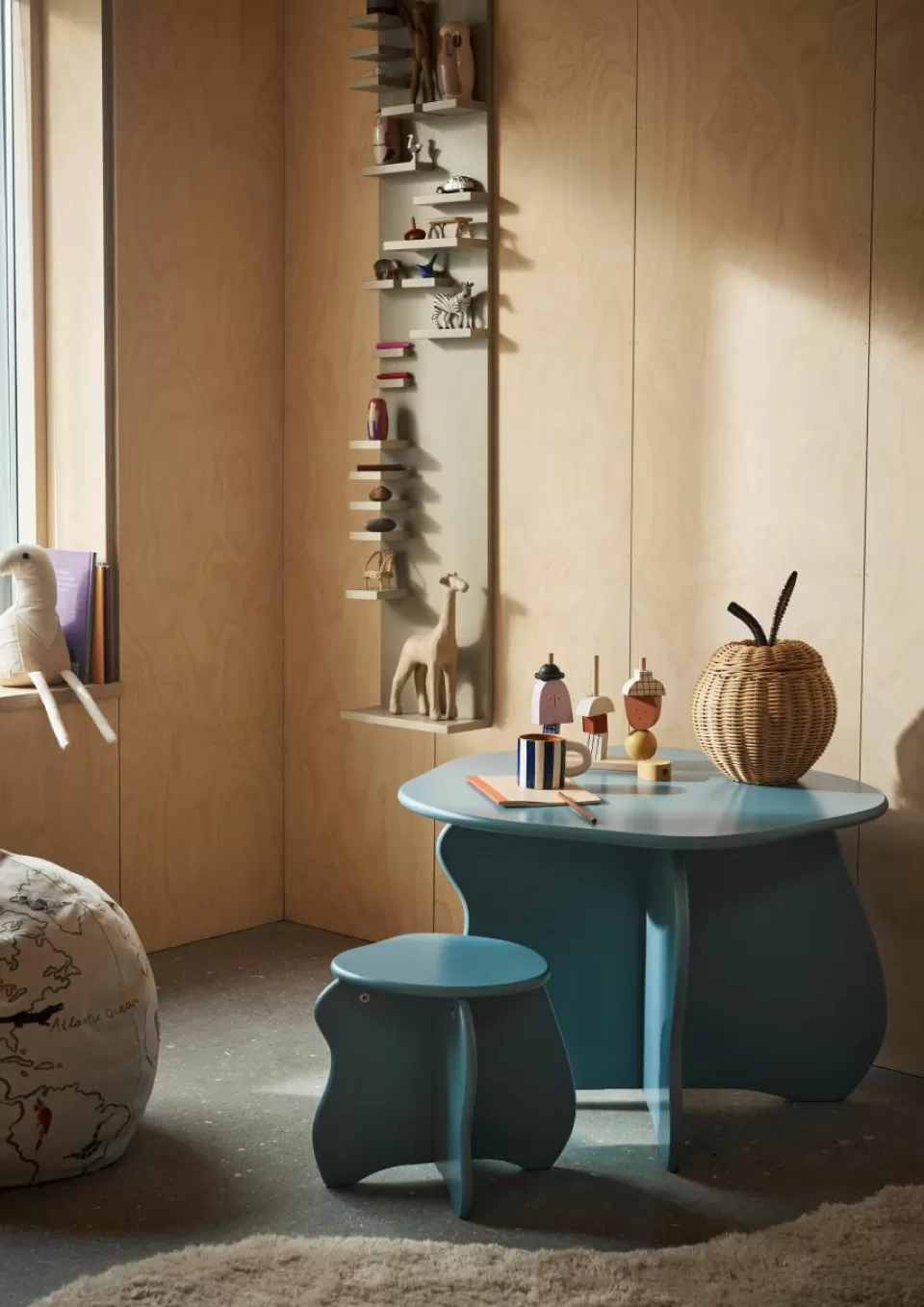 ferm LIVING Kids Houten kindertafel Slope met organische vorm | Kindertafels | Kindertafels