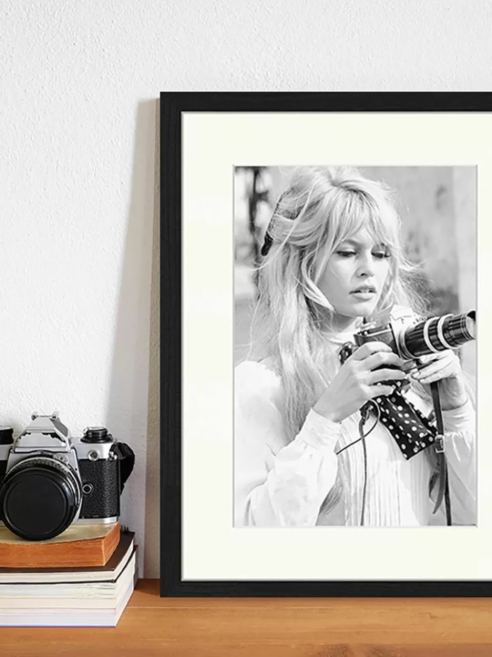 Any Image Ingelijste digitale print Brigitte With Her Camera | Wanddecoratie | Prints