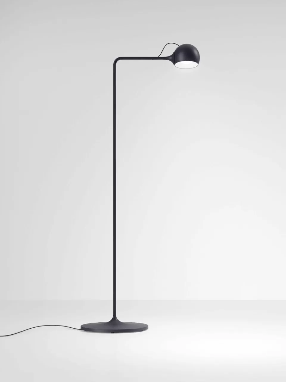 Artemide Kleine verstelbare LED leeslamp Ixa, dimbaar | Staande Lampen | Leeslampen