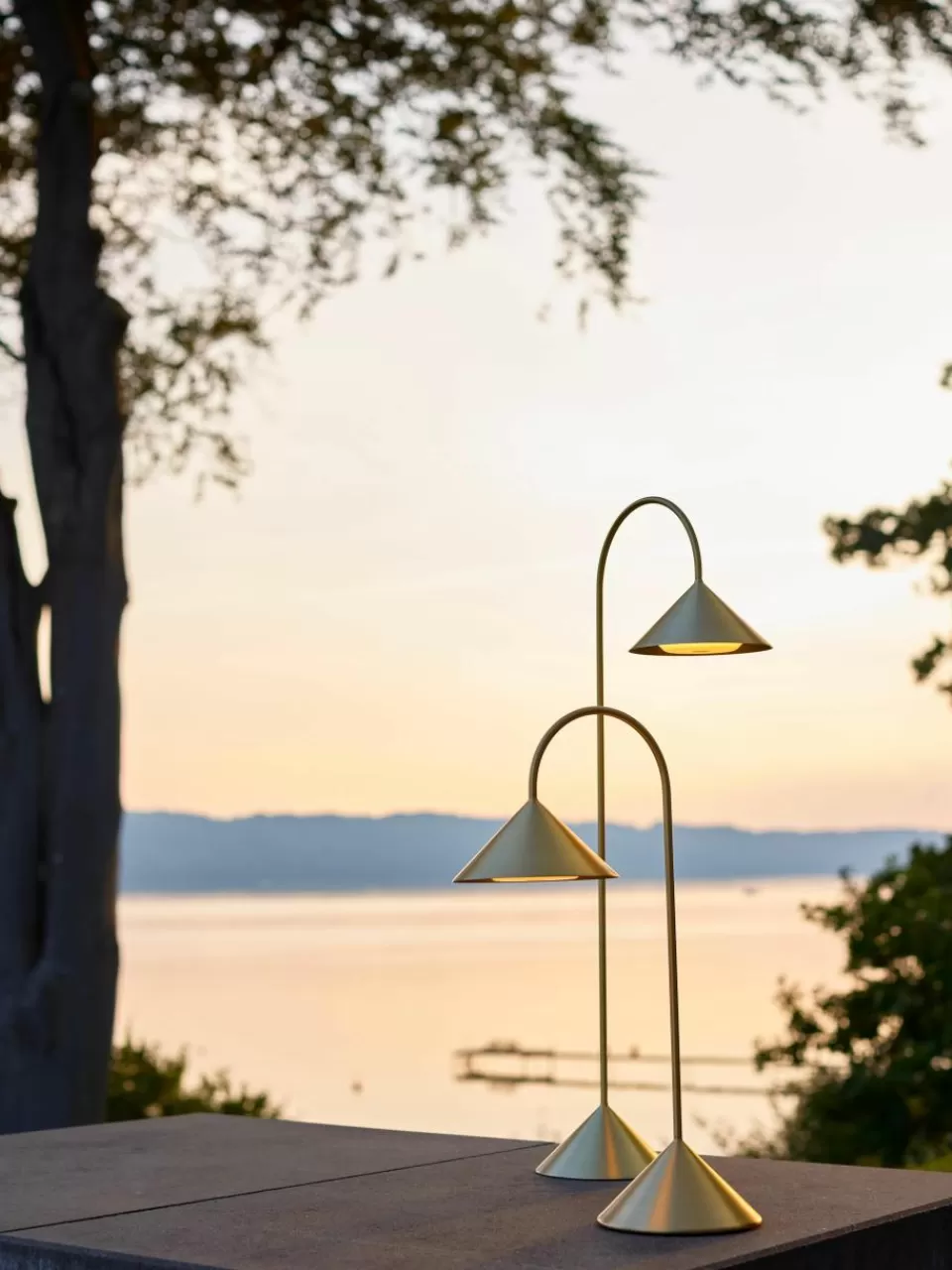 Frandsen Mobiele outdoor LED tafellamp Grasp, dimbaar | Bureaulampen | Tafellampen