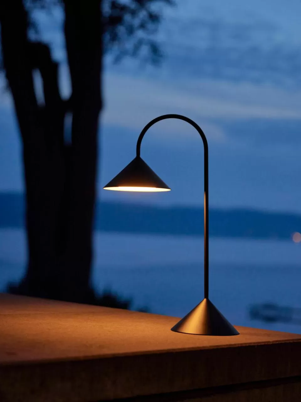 Frandsen Mobiele outdoor LED tafellamp Grasp, dimbaar | Bureaulampen | Tafellampen