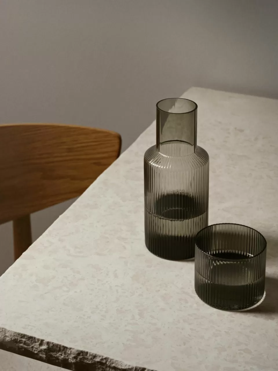 ferm LIVING Mondgeblazen kleine waterkaraffen Ripple met waterglas, set van 2 | Servies | Waterkaraffen & Waterkannen