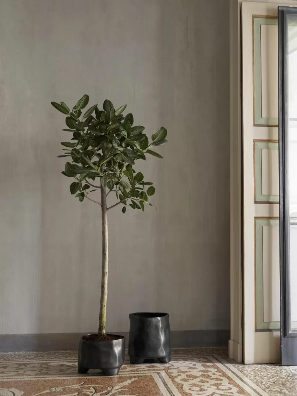 ferm LIVING Plantenpot Esca van keramiek, H 24 cm | Plantenbakken | Bloempotten