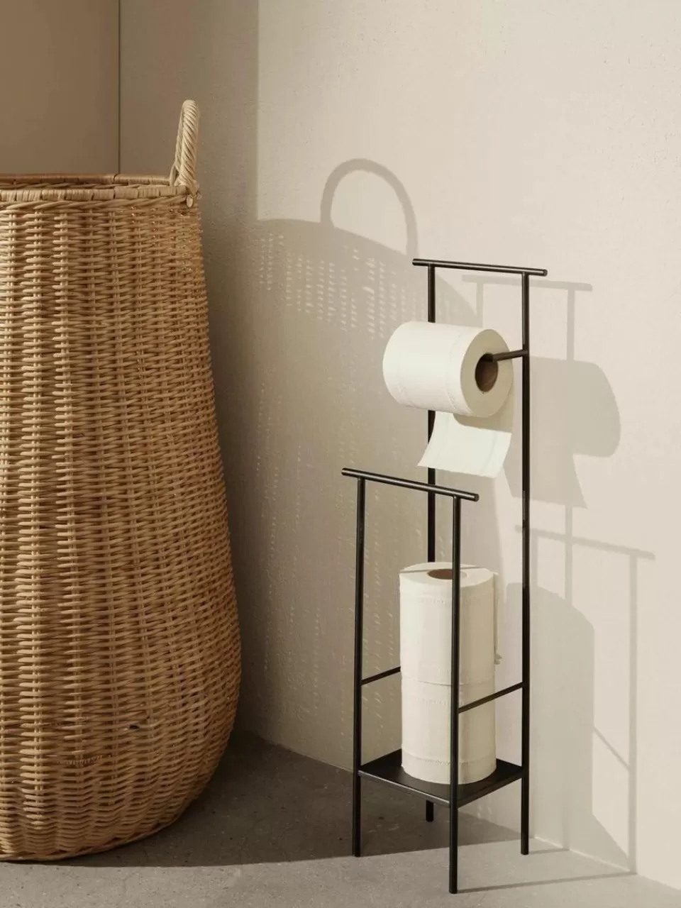 ferm LIVING Toiletrolhouder Dora met plank | Wc-Rolhouders | Decoratie