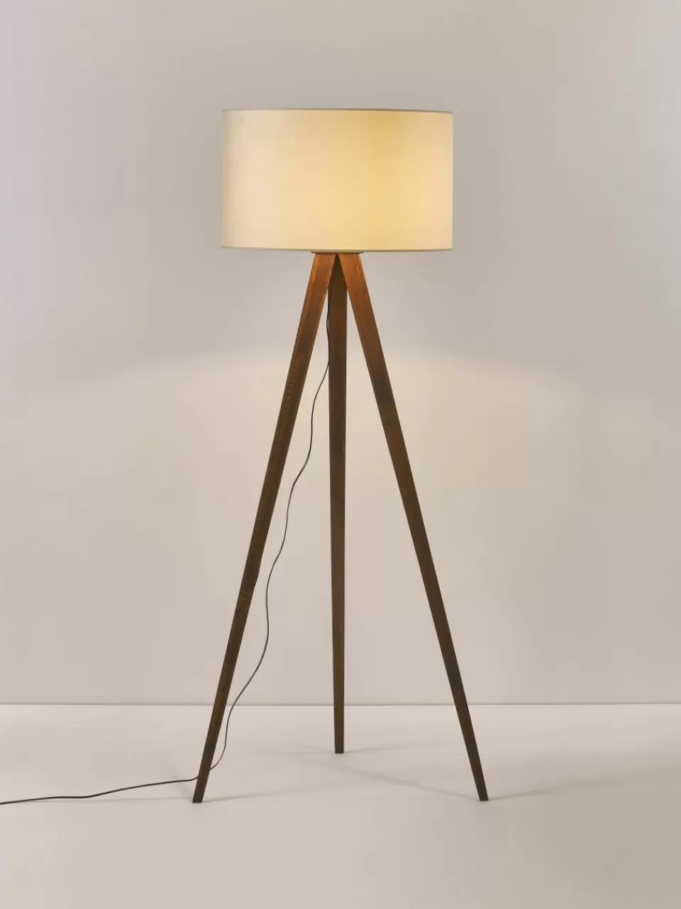 Westwing Collection Tripod vloerlamp Jake van massief hout met fluwelen lampenkap | Staande Lampen | Tripod Lampen