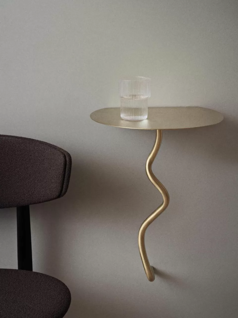 ferm LIVING Wandbijzettafel Curvature van messing | Bijzettafels