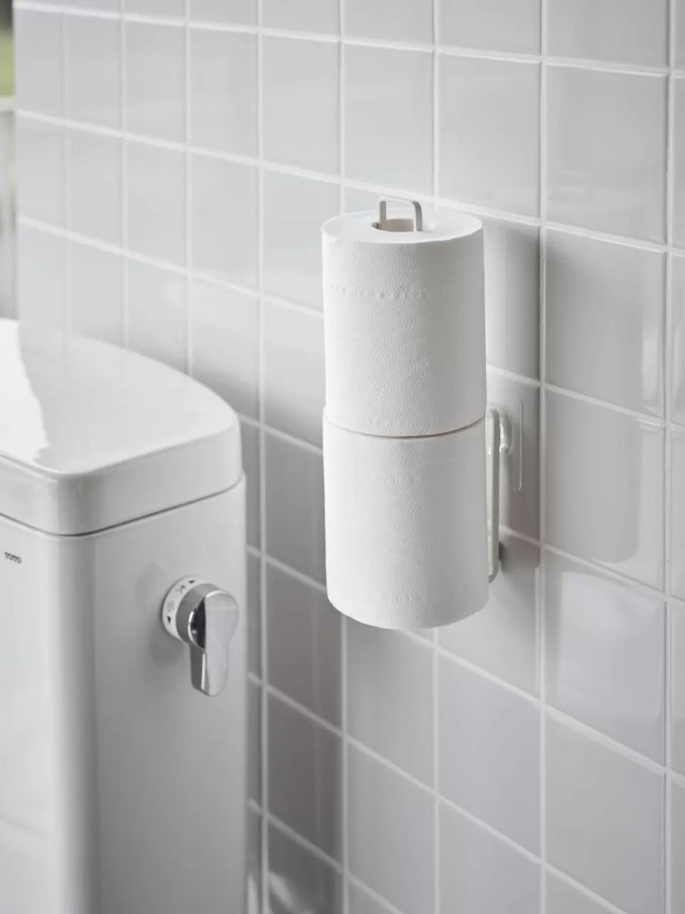 Yamazaki Wandtoiletrolhouder Tower met zelfklevende haken | Wc-Rolhouders