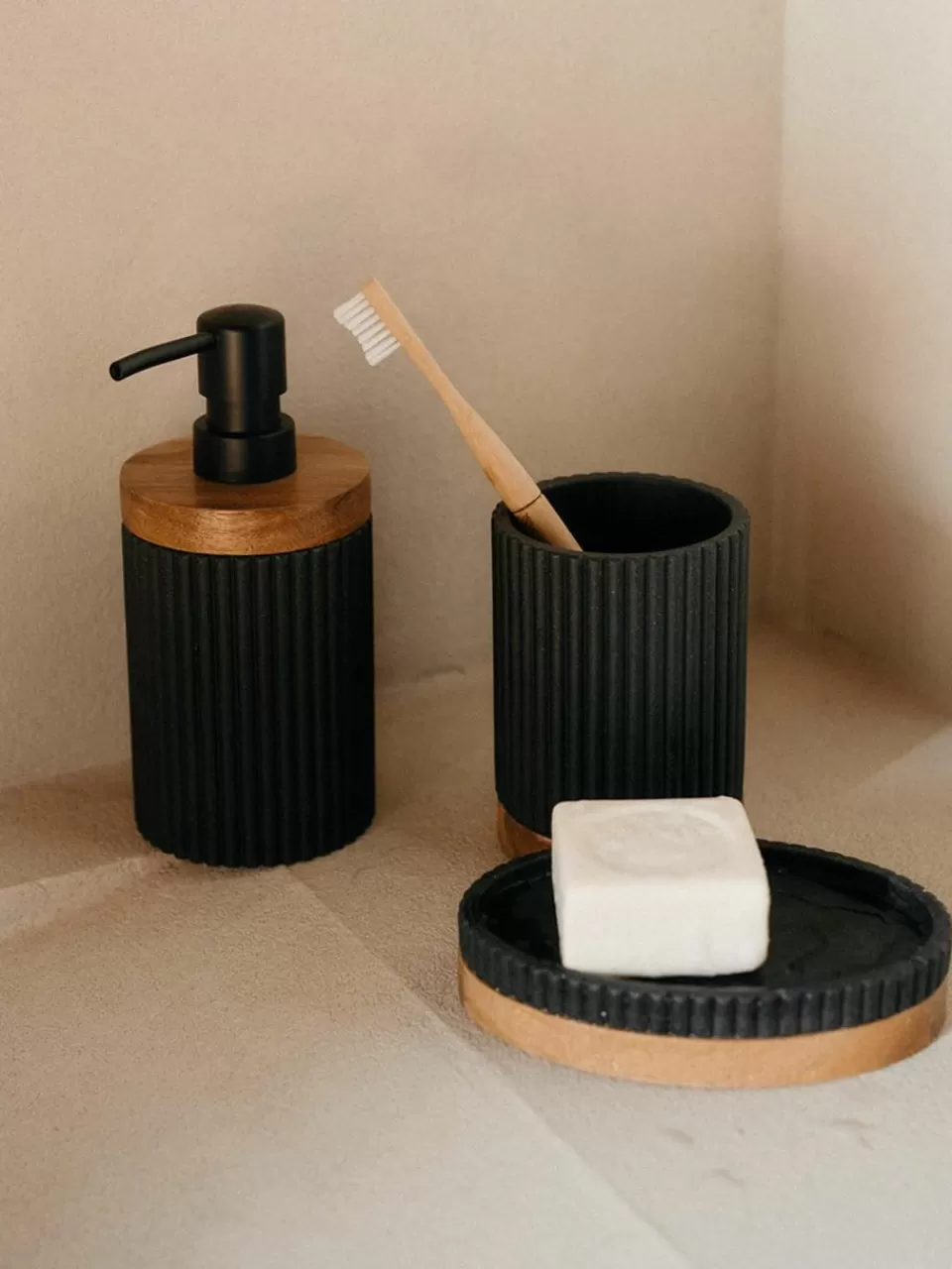 ANDREA HOUSE Zeepdispenser Laura met houten decoratie | Zeepdispensers & -Bakjes | Decoratie