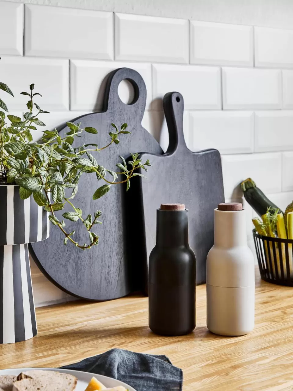 Audo Copenhagen Zout- en pepermolen Bottle Grinder met walnootdeksel, set van 2 | Keukengerei | Kruidenmolens