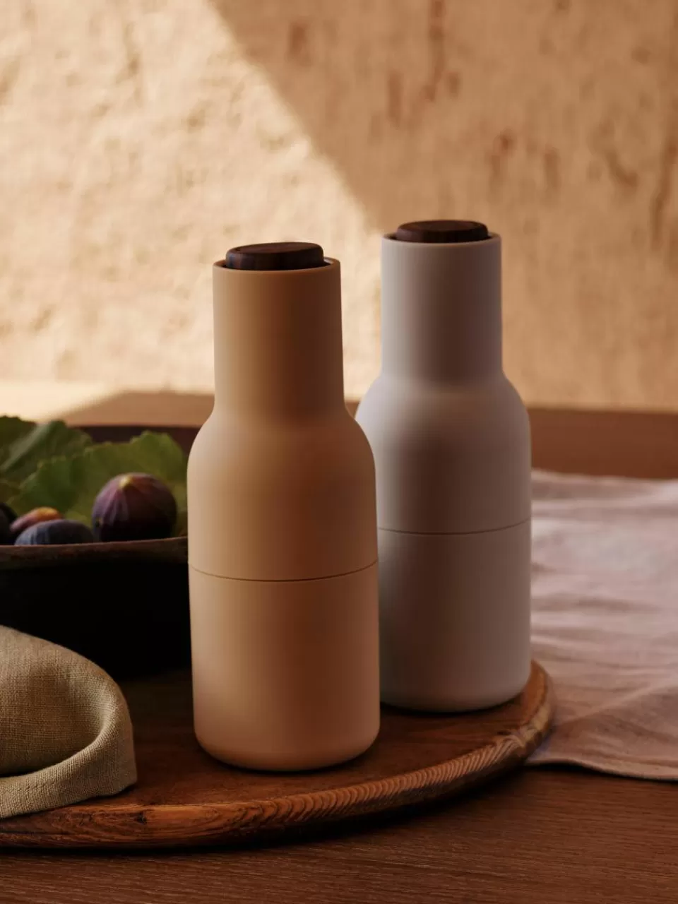 Audo Copenhagen Zout- en pepermolen Bottle Grinder met walnootdeksel, set van 2 | Keukengerei | Kruidenmolens